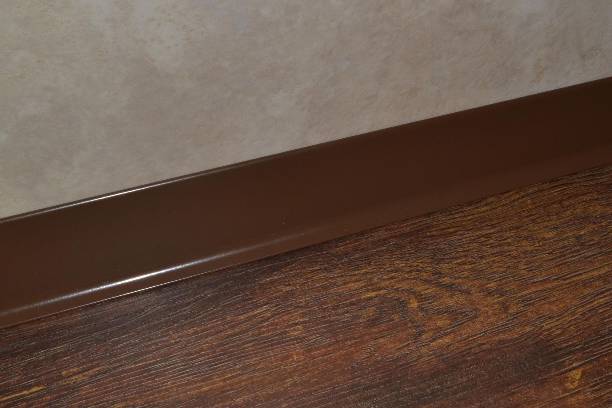 Плинтус алюминиевый L-образный шоколад (2500*11*60 мм) — купить в Ялте